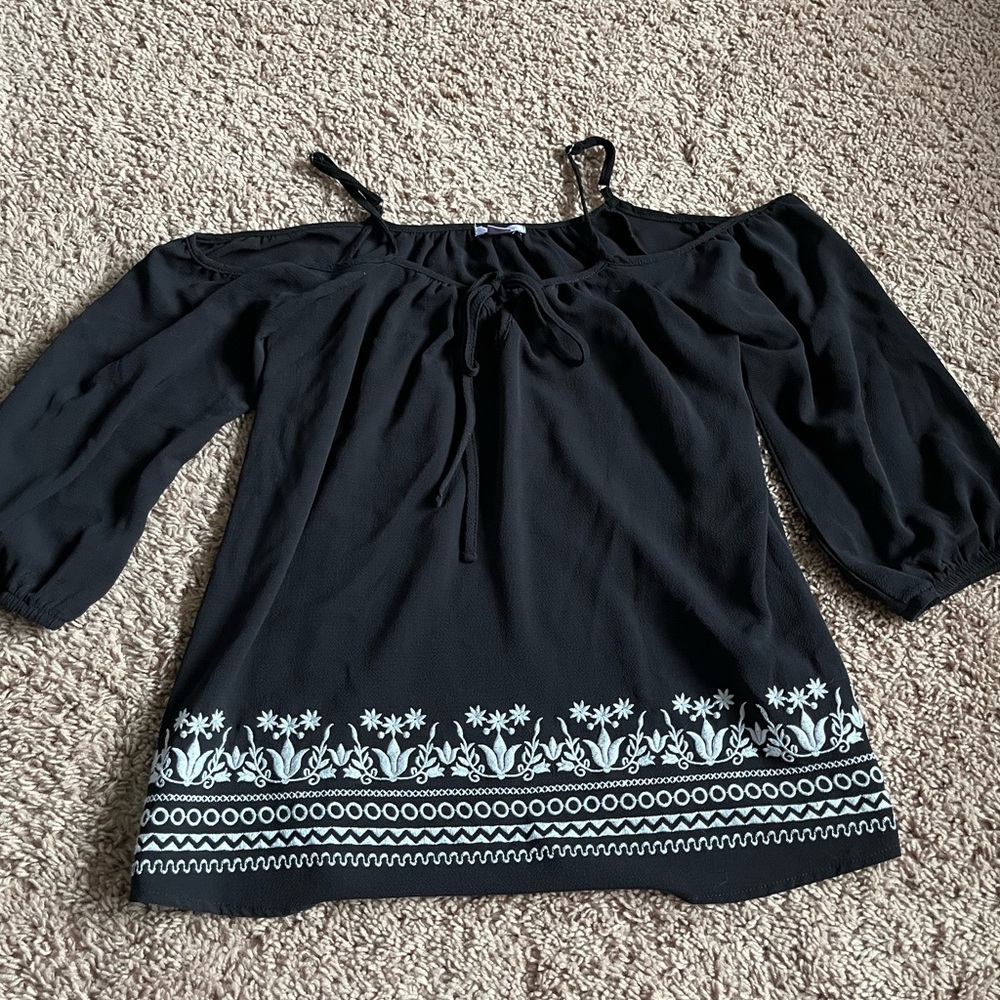 Cute off the shoulder 3/4 sleeve printed top!
